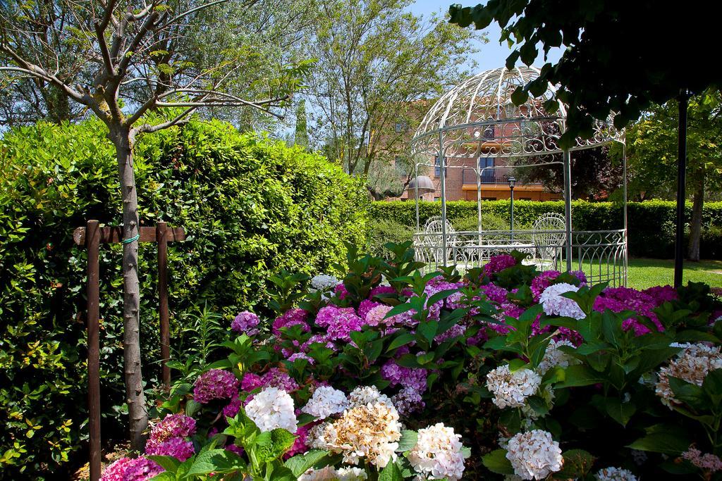 ホテル Borgo Tre Rose Valiano エクステリア 写真