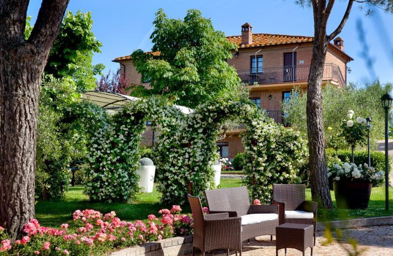 ホテル Borgo Tre Rose Valiano エクステリア 写真